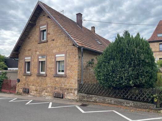 Einfamilienhaus zum Kauf 249.000 € 8 Zimmer 115 m² 248 m² Grundstück frei ab sofort Am Pfarrgarten 6 Burrweiler 76835