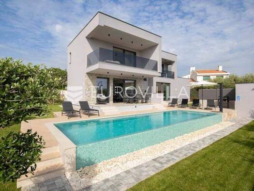 Haus zur Miete 4.000 € 4 Zimmer 224 m² Liznjan Liznjan