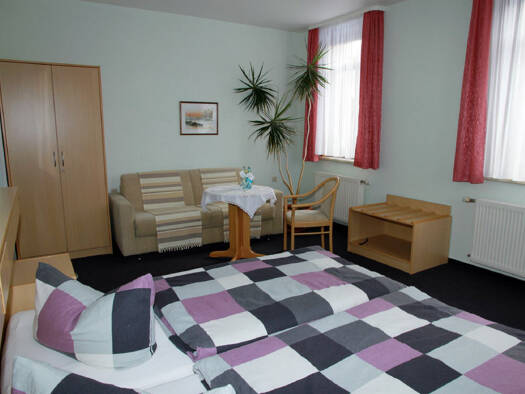 Wohn- und Geschäftshaus zum Kauf als Kapitalanlage geeignet 650.000 € 9 Zimmer 700 m² Hildburghausen Hildburghausen 98646