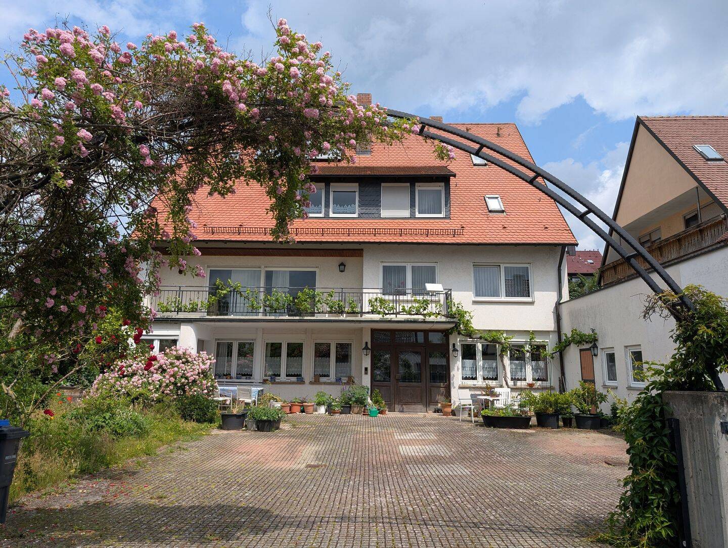 Immobilie in Rödelsee - Investition 3 Wohnungen und 5 Einzimmerappartements - Bild 0