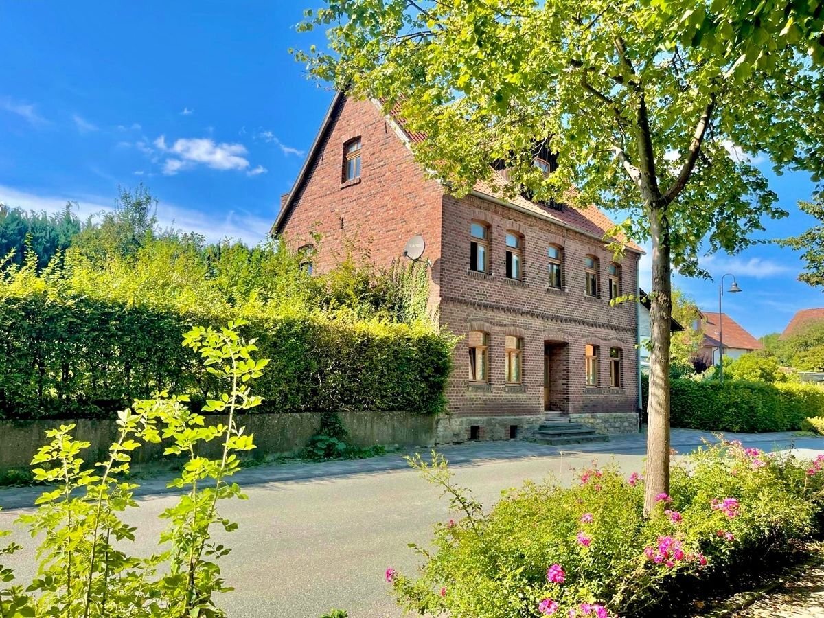 Mehrfamilienhaus zum Kauf 198.000 € 4 Zimmer 130 m²<br/>Wohnfläche 934 m²<br/>Grundstück Meinolfusstraße 12 Bellersen Brakel / Bellersen 33034