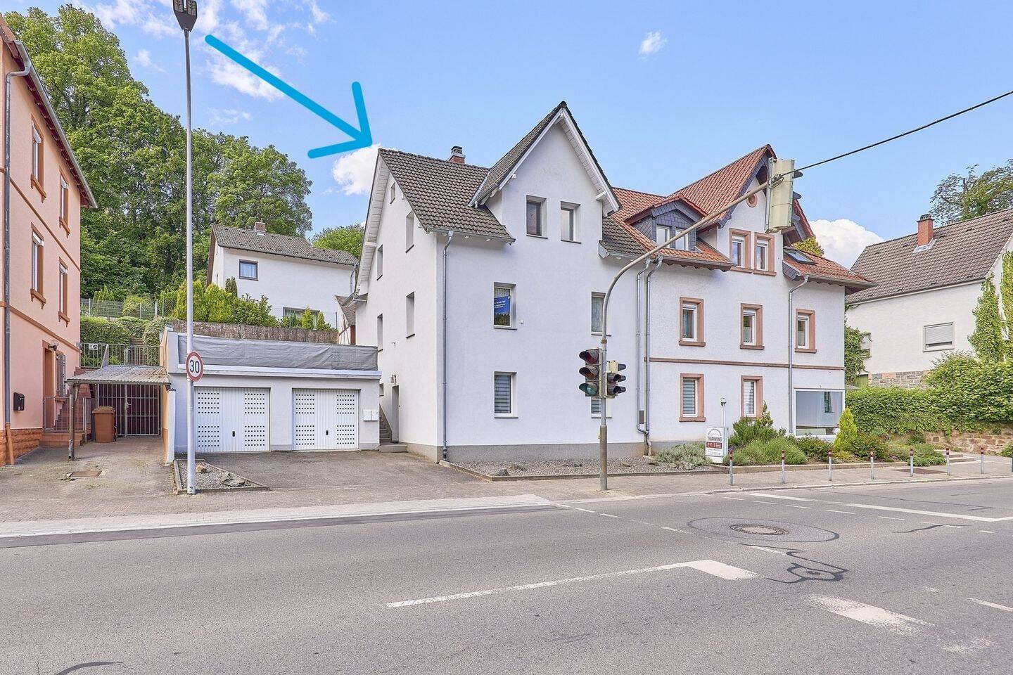 Charmantes 2-Familienhaus mit Doppelgarage und Terrasse – Wohnen in zentraler Lage von Weinheim