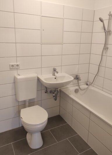 Wohnung zur Miete nur mit Wohnberechtigungsschein 445 € 3 Zimmer 66,6 m² 5. Geschoss frei ab 18.12.2024 Reichenauer Weg 8 Seidnitz-Nord (Löwenhainer Str.) Dresden 01279