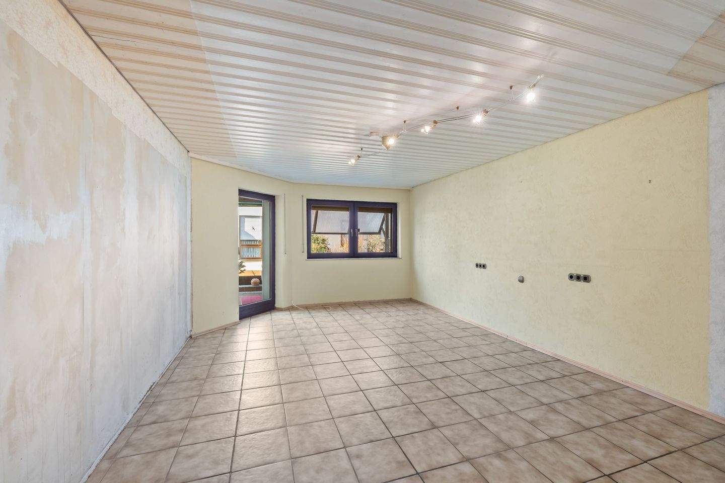 Immobilie in Hagenbüchach - Attraktives Zweifamilienhaus mit viel Platz und großem Grundstück in Hagenbüchach - Bild 3