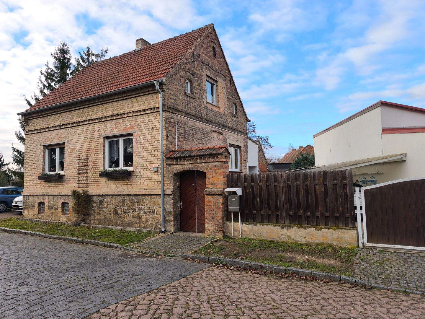 Immobilie in Seegebiet Mansfelder Land - Charmantes Einfamilienhaus mit Carport, Garage & Nebengelass - Bild 1