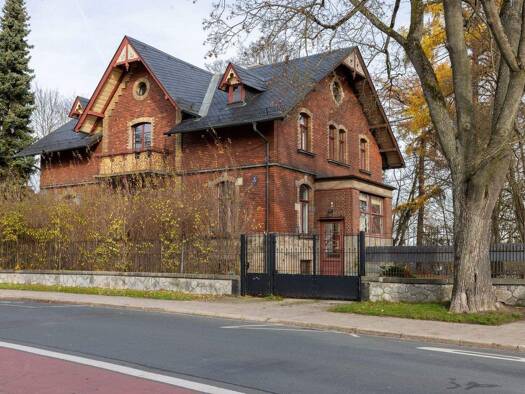 Villa zum Kauf 1.250.000 € 8 Zimmer 300 m² 3.150 m² Grundstück Innenstadt Hof 95028