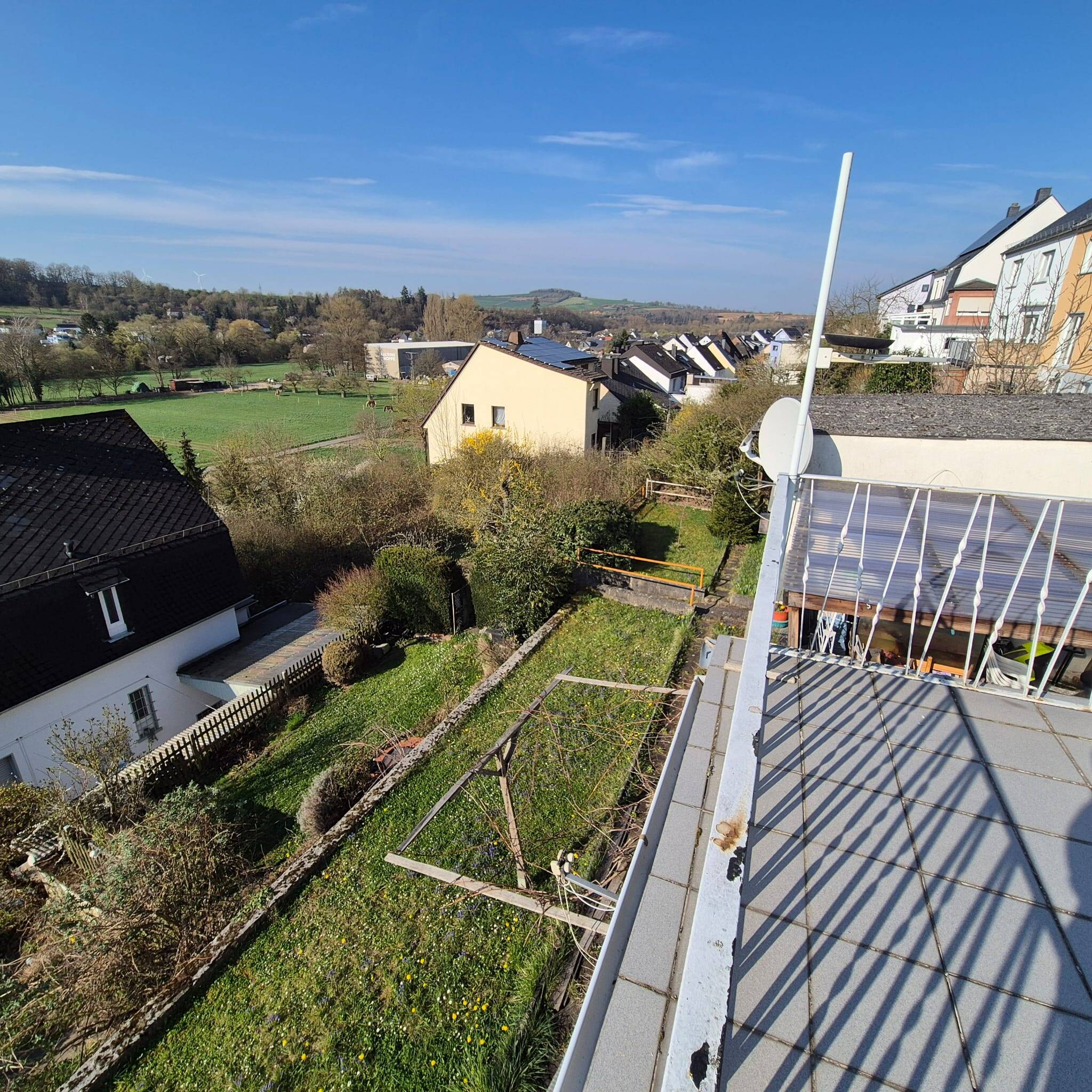 Immobilie in Brechen - EFH mit ELW, Dachterrasse, unverbaubarem Fernblick, gr.Garage - Bild 2