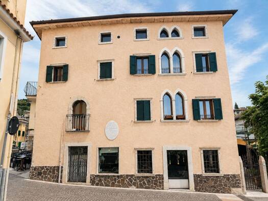 Loft zum Kauf 275.000 € 1 Zimmer 80 m² 4 Geschosse frei ab sofort Via Oliveti Torri del Benaco 37010