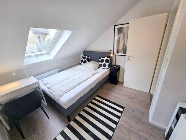 WG-Zimmer zur Miete Wohnen auf Zeit 650 € 17 m² 4. Geschoss frei ab 01.02.2026 Hedderichstraße DG Sachsenhausen Frankfurt am Main 60594