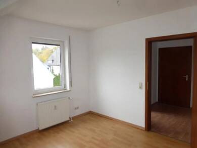 Wohnung zur Miete 300 € 2 Zimmer 56,3 m² Dachgeschoss, 2. Geschoss frei ab sofort Hartensteiner Straße 39 Lichtenstein Lichtenstein 09350