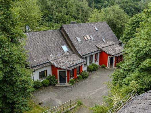 Haus zum Kauf 250.000 € 14 Zimmer 334 m² 7.800 m² Grundstück Wallenfels Siegbach 35768