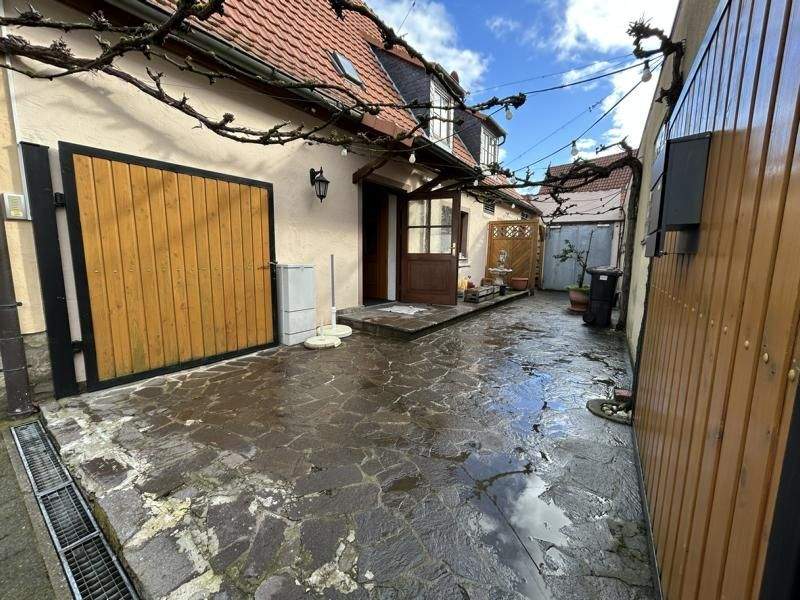 Immobilie in Sommerach - Wohnhaus mit ehemaliger Gastronomieeinheit und Gewölbekeller in Sommerach - Bild 1