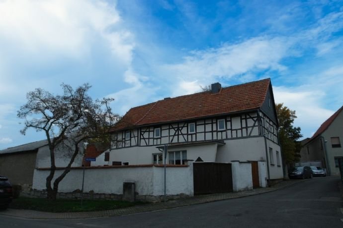 Einfamilienhaus zum Kauf provisionsfrei 129.000 € 7 Zimmer 187 m²<br/>Wohnfläche 862 m²<br/>Grundstück Kirchgasse 1 Großberndten Sondershausen 99706