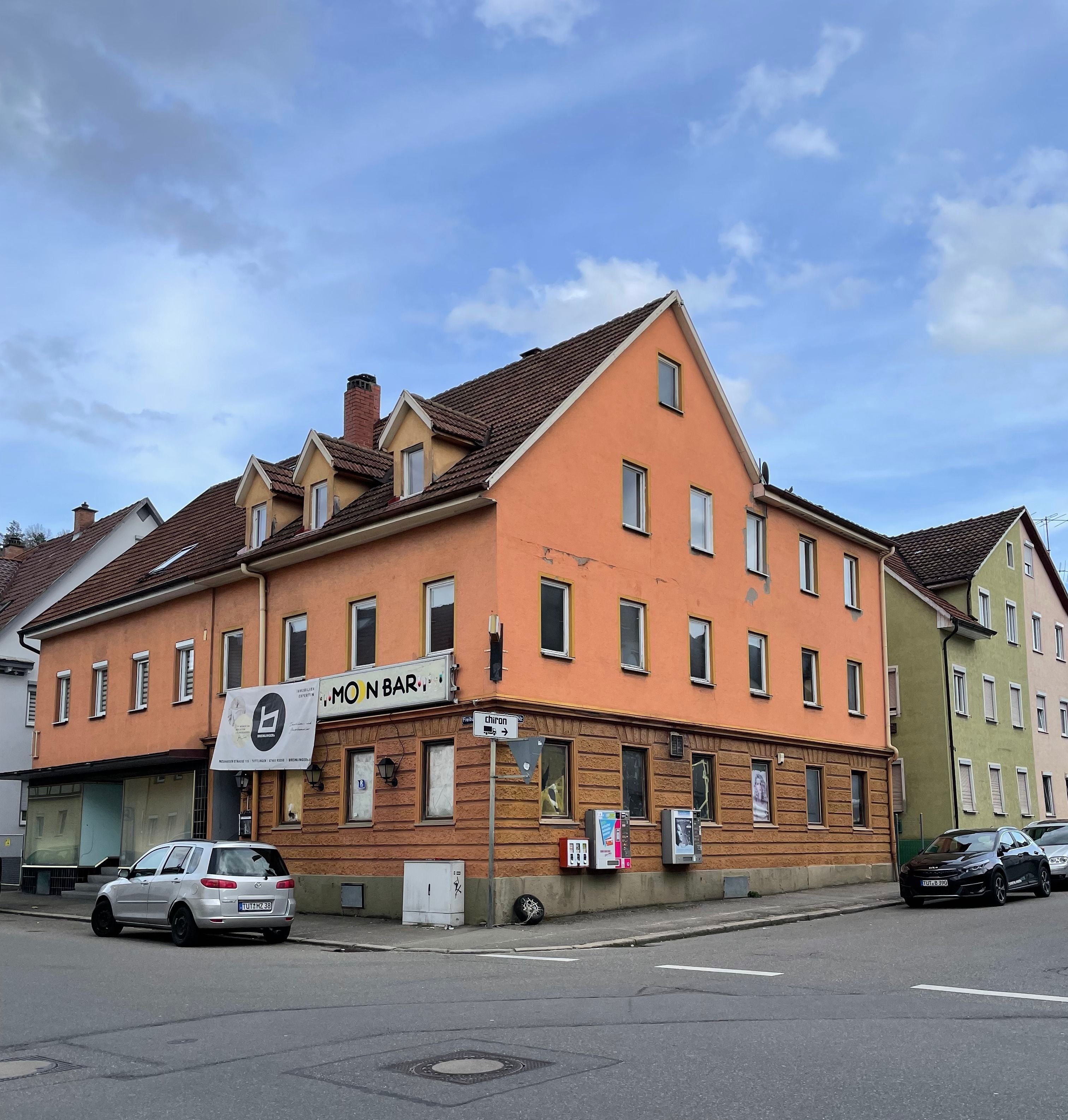 Mehrfamilienhaus zum Kauf 385.000 € 8,5 Zimmer 186,4 m²<br/>Wohnfläche 93,7 m²<br/>Grundstück ab sofort<br/>Verfügbarkeit Tuttlingen Tuttlingen 78532