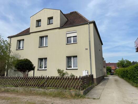 Mehrfamilienhaus zur Miete 305 € 2 Zimmer 50,6 m² frei ab sofort Goethestr. 30, 1.OG Lauta 02991