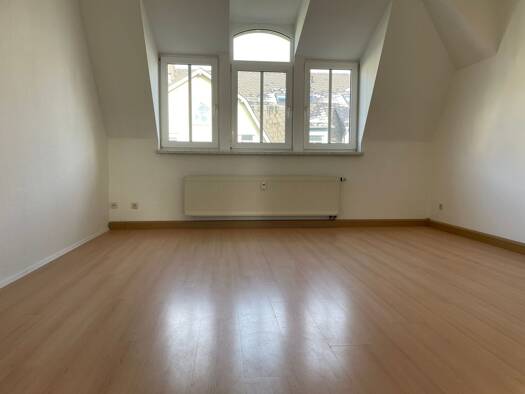 Wohnung zur Miete 350 € 3 Zimmer 75 m² Geschoss 3/4 frei ab 01.01.2026 Südvorstadt Plauen 08527