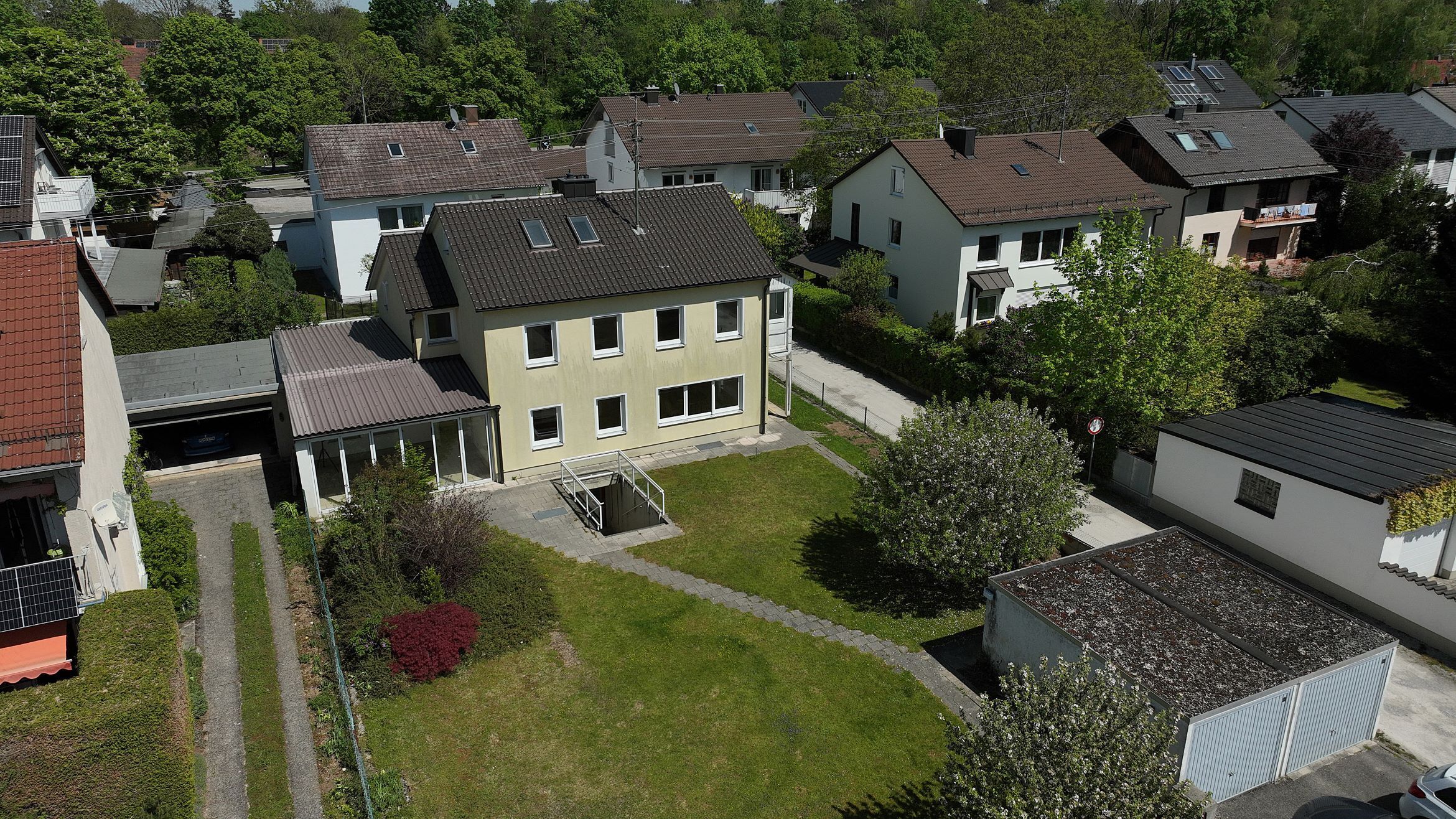 Mehrfamilienhaus zum Kauf 1.150.000 € 8 Zimmer 212 m²<br/>Wohnfläche 881 m²<br/>Grundstück Neukeferloh Grasbrunn/Neukeferloh 85630