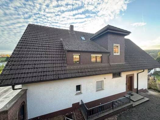 Einfamilienhaus zum Kauf provisionsfrei 379.000 € 8 Zimmer 220 m² 1.677 m² Grundstück Klausmarbacher Weg 1 Burghaun Burghaun 36151