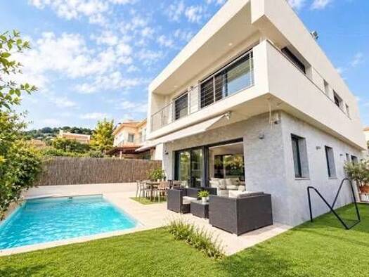 Chalet zum Kauf 550.000 € 4 Zimmer 237 m² Calle Martí Alsina Pineda de Mar 08397