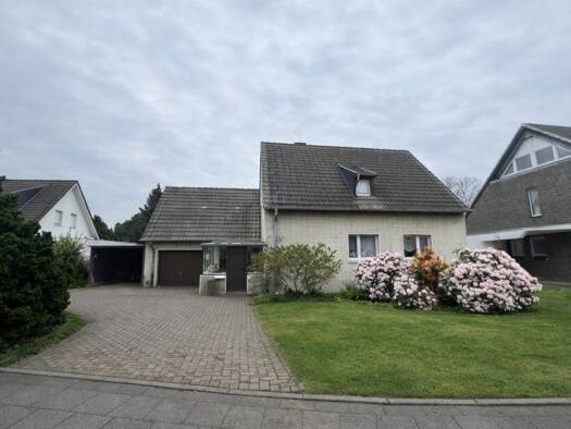 Mehrfamilienhaus zum Kauf 329.000 € 6 Zimmer 111,3 m² 1.258 m² Grundstück frei ab sofort Sasserath Süd 41199