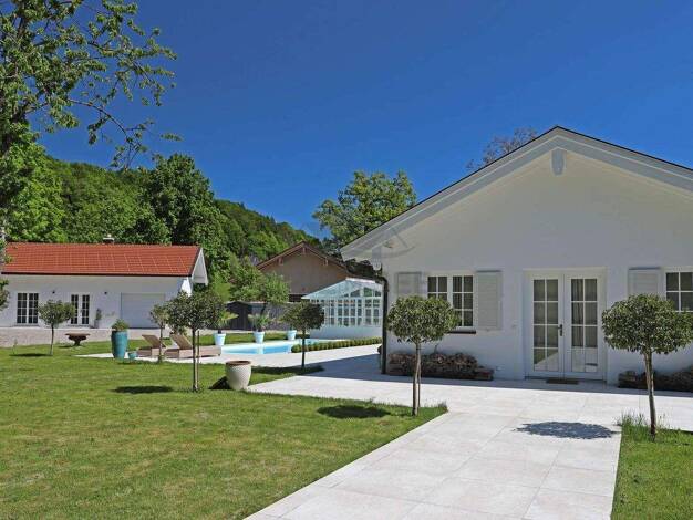 Bungalow zum Kauf 1.499.999 € 5 Zimmer 220 m² 8.338 m² Grundstück Heutauer Straße 19 d + e Unterheutau Siegsdorf 83313