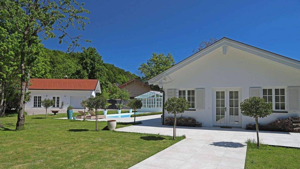 Bungalow zum Kauf 1.499.999 € 5 Zimmer 220 m² 8.338 m² Grundstück Heutauer Straße 19 d + e Unterheutau Siegsdorf 83313