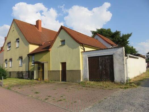 Mehrfamilienhaus zum Kauf 98.000 € 7 Zimmer 250 m² 909 m² Grundstück frei ab sofort Neustaßfurter Str. 21 Löderburg Löderburg 39446