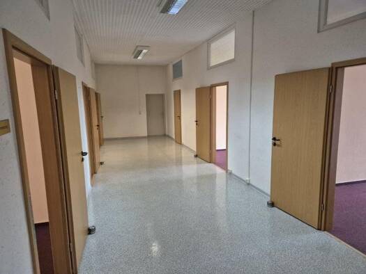 Bürofläche zur Miete 5,50 € 6 Zimmer 27 m² Bürofläche Langenberger Straße 7 Glaubitz Glaubitz 01612