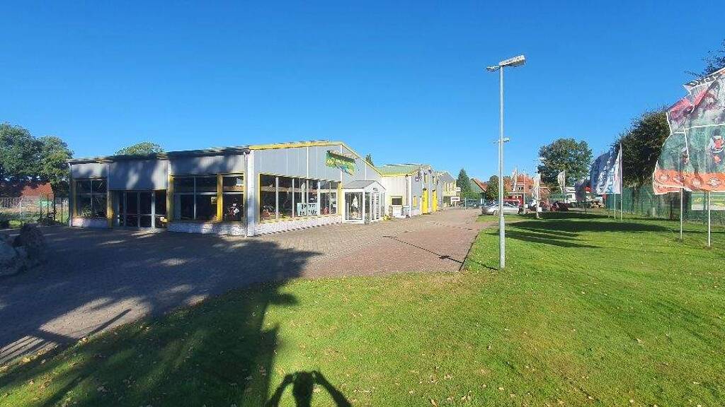 B3 (20.000 PKW am Tag), A1 direkt Auf-Abfahrt Rade, Ausstellung, Büro, Werkstatt, Lager