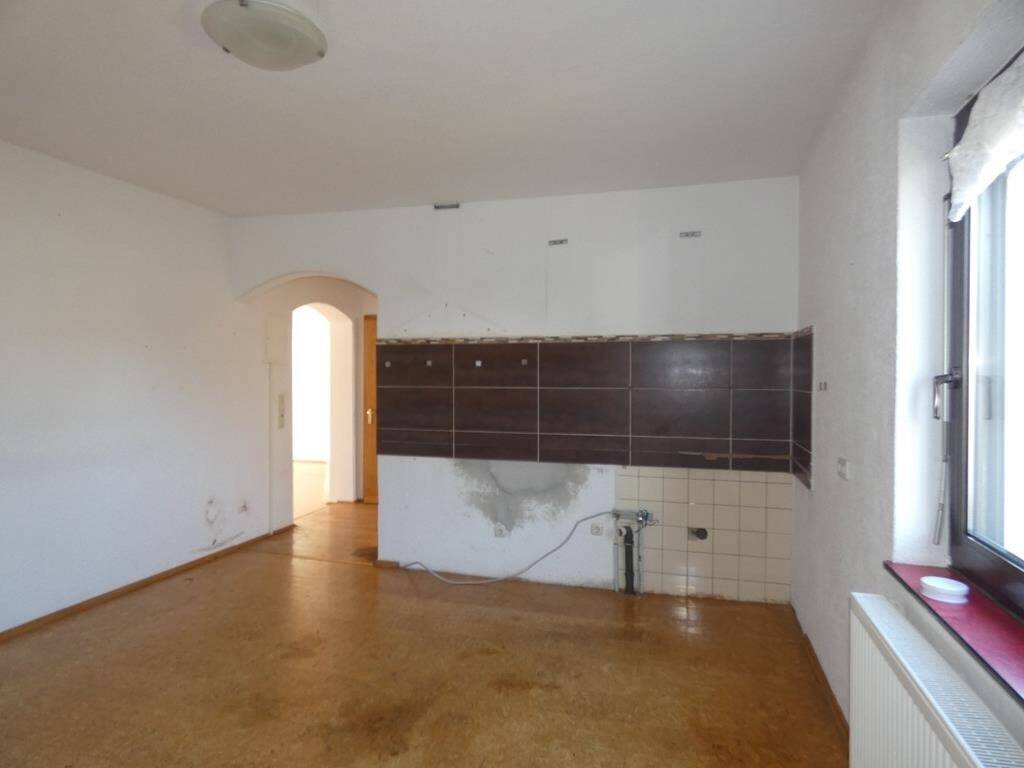 Immobilie in Auerbach in der Oberpfalz - Attraktives Zweifamilienhaus mit Garagen, Photovoltaik und soliden Mieteinnahmen - Bild 3