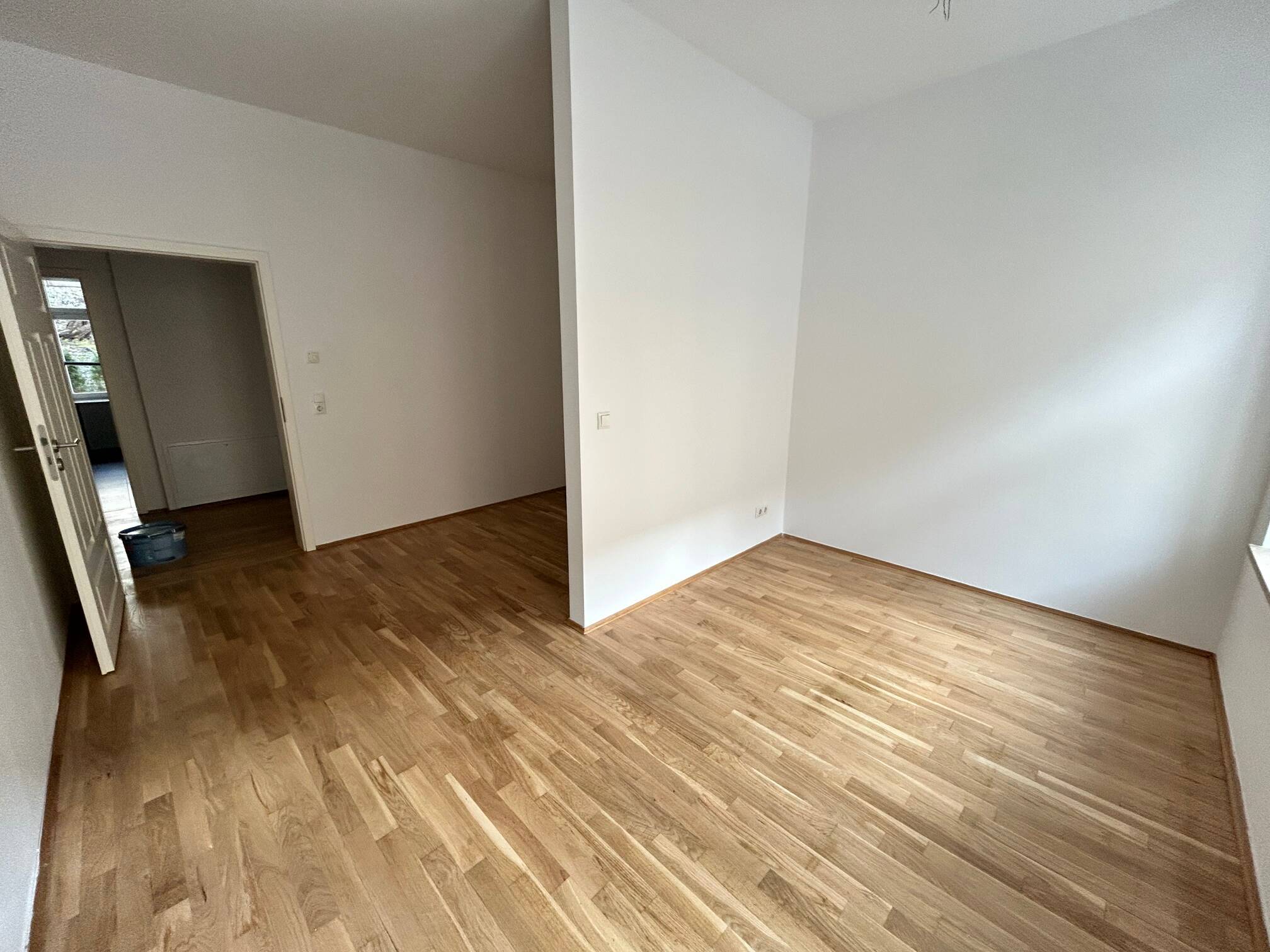 GEMÜTLICHE WOHNUNG MIT PARKETT, TERRASSE, FUßBODENHEIZUNG, EBK SOWIE MODERNEM DUSCHBAD – Sonnenstraße 75, 9130 Chemnitz – Vorschaubild 2