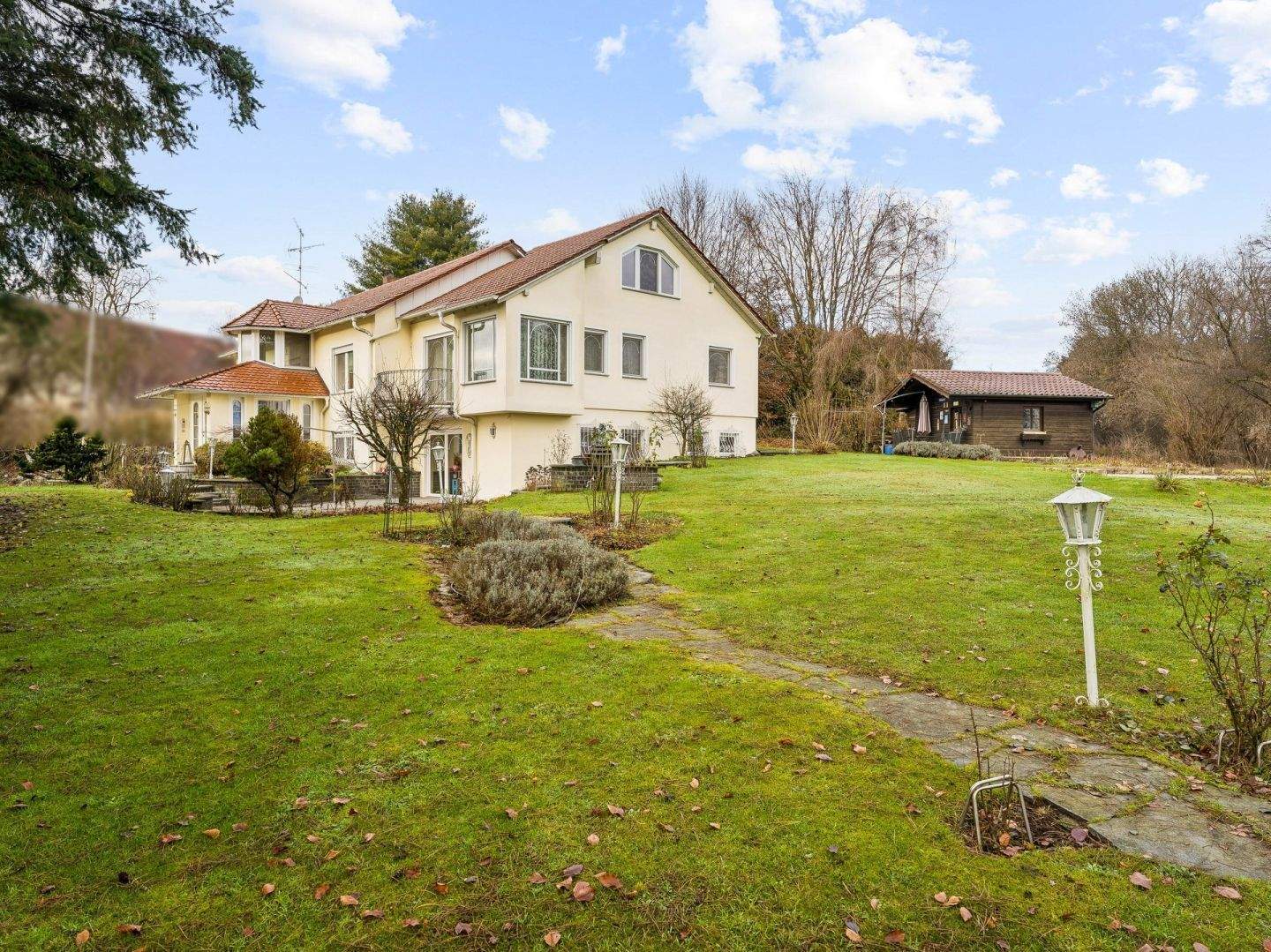 Immobilie in Bergatreute - Repräsentative Landhausvilla nahe Ravensburg - Schloss-Ambiente auf ca. 2.500 m² Parkgrundstück - Bild 2