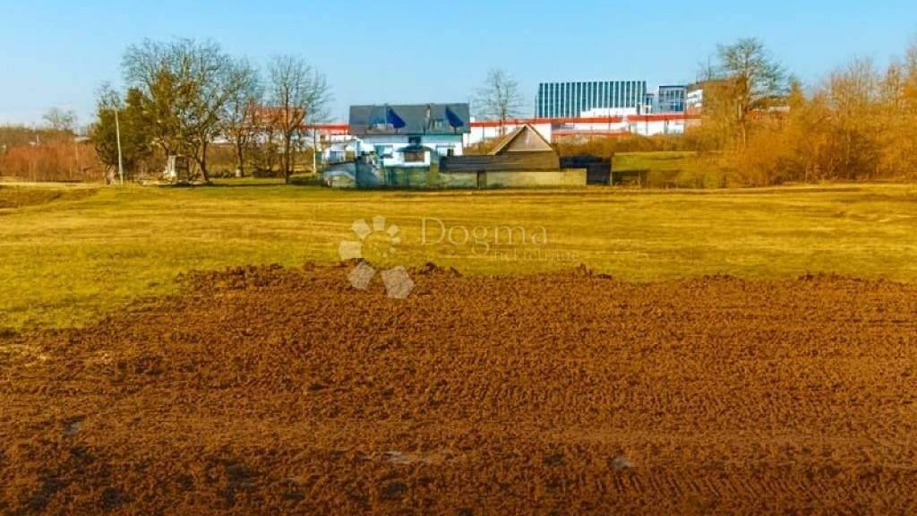 Land-/Forstwirtschaft zum Kauf 389.000 € Buzin