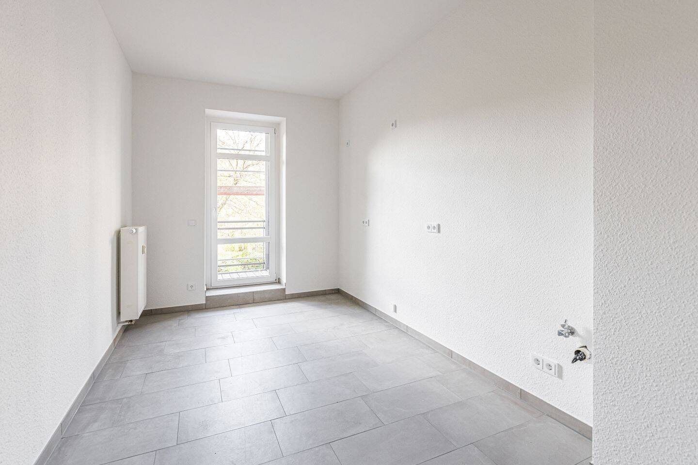 Mit Balkon & Wannenbad: 2,5-Zimmer-Wohnung in denkmalgeschütztem Altbau – Wiederitzscher Straße 25, 4155 Leipzig – Vorschaubild 3