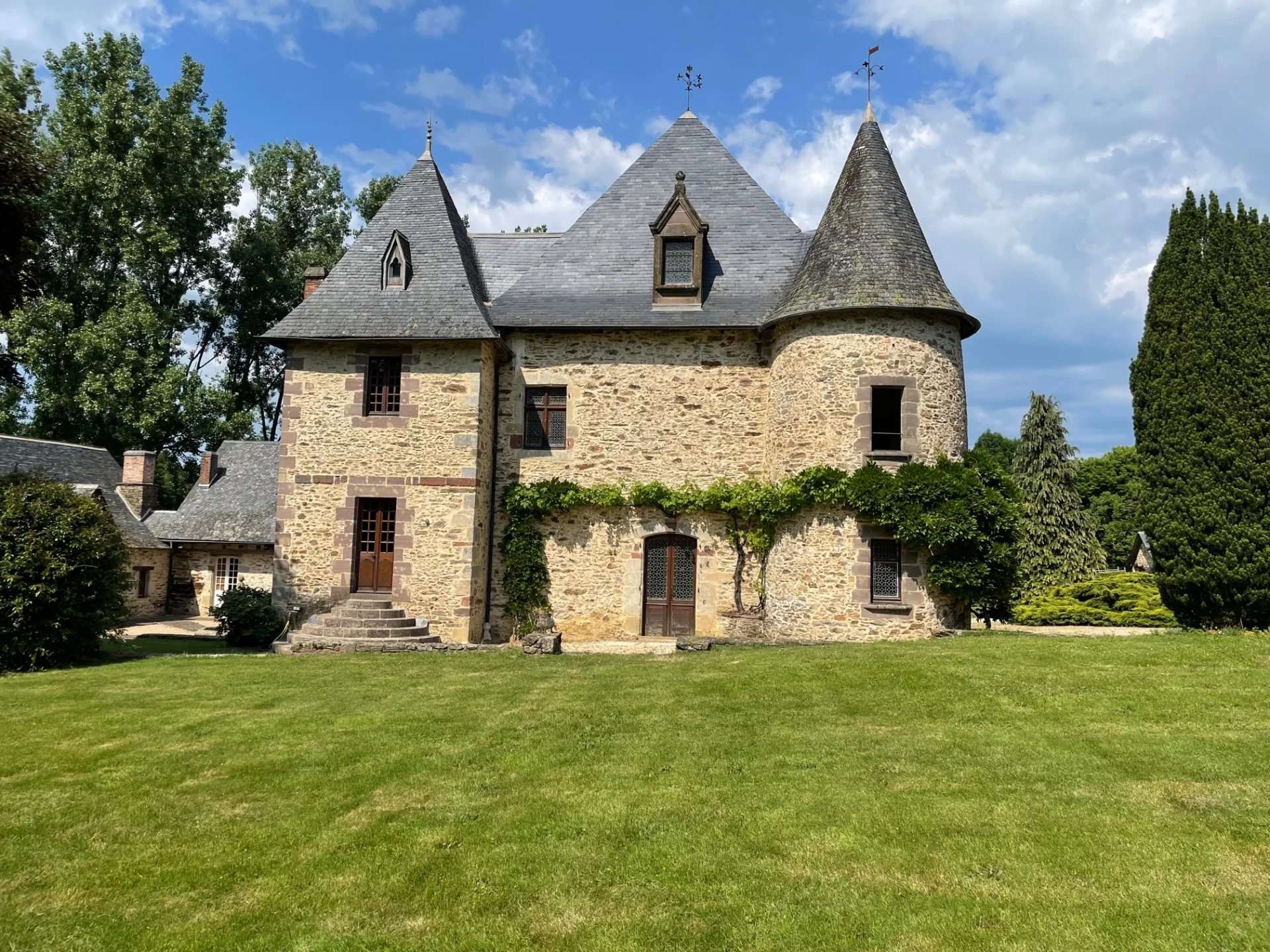 Schloss zum Kauf provisionsfrei 1.950.000 € 12 Zimmer 965 m²<br/>Wohnfläche 28.400 m²<br/>Grundstück Arnac-Pompadour