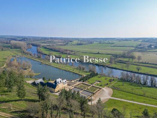 Herrenhaus zum Kauf 1.850.000 € 14 Zimmer 500 m² 253.256 m² Grundstück Laval 53000