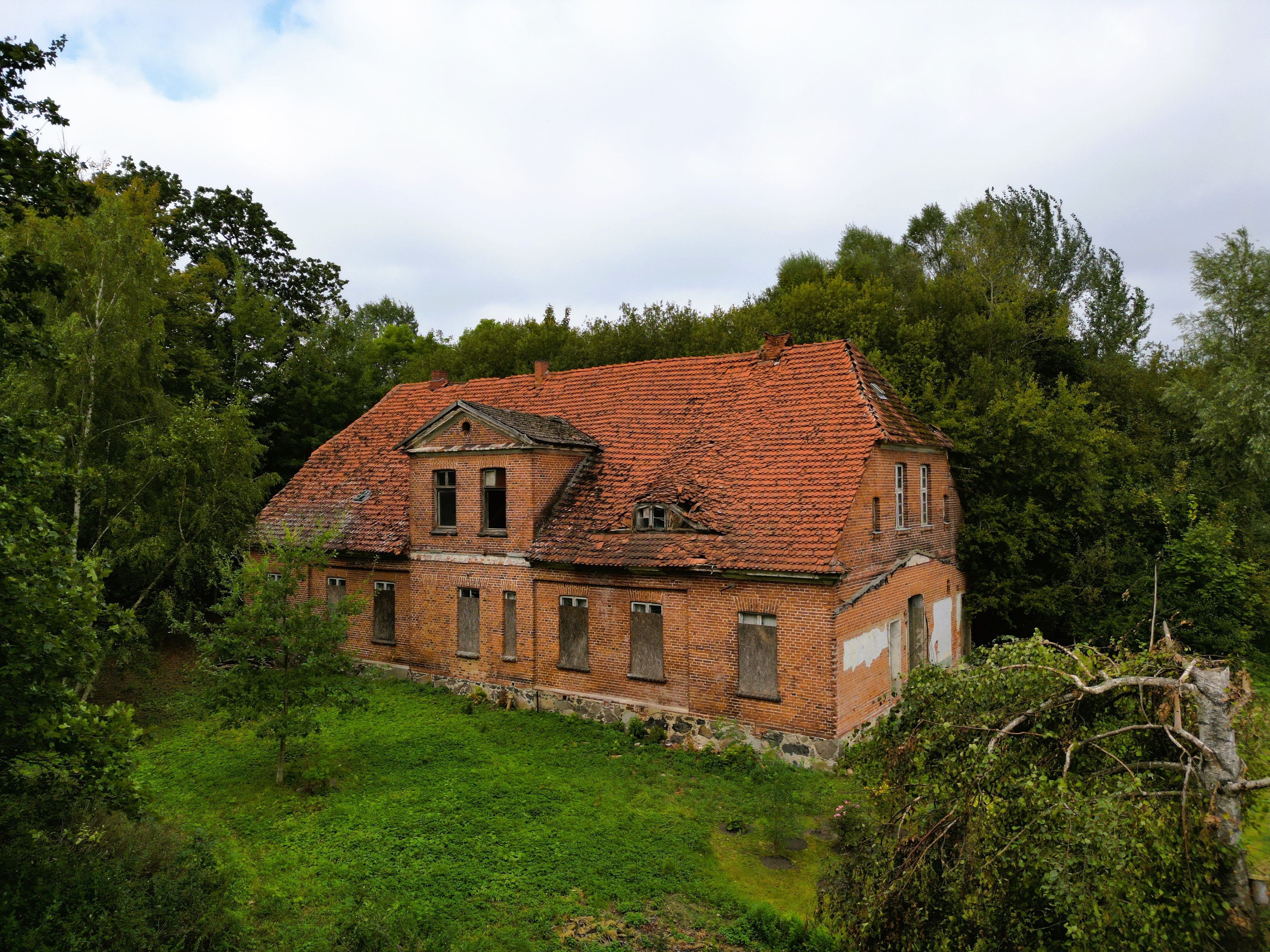 Haus zum Kauf 99.000 € 15 Zimmer 500 m²<br/>Wohnfläche 10.200 m²<br/>Grundstück ab sofort<br/>Verfügbarkeit Karl-Liebknecht-Str. 33 Karow Plau am See 19395