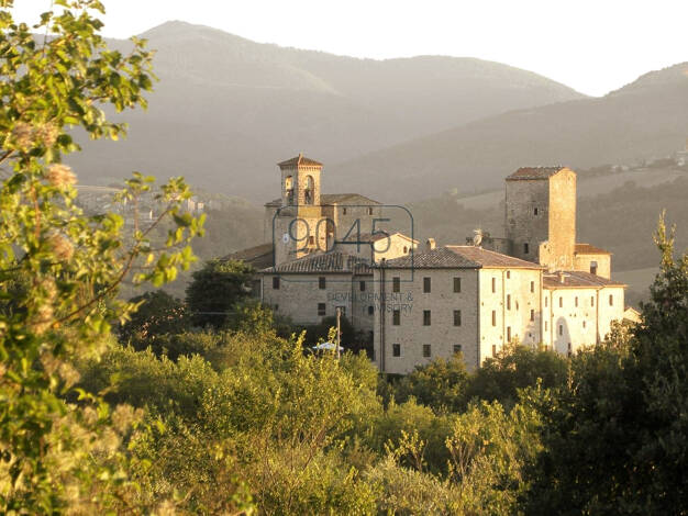 Haus zum Kauf 2.700.000 € 16 Zimmer 1.381,8 m² 16.800 m² Grundstück Todi 06059