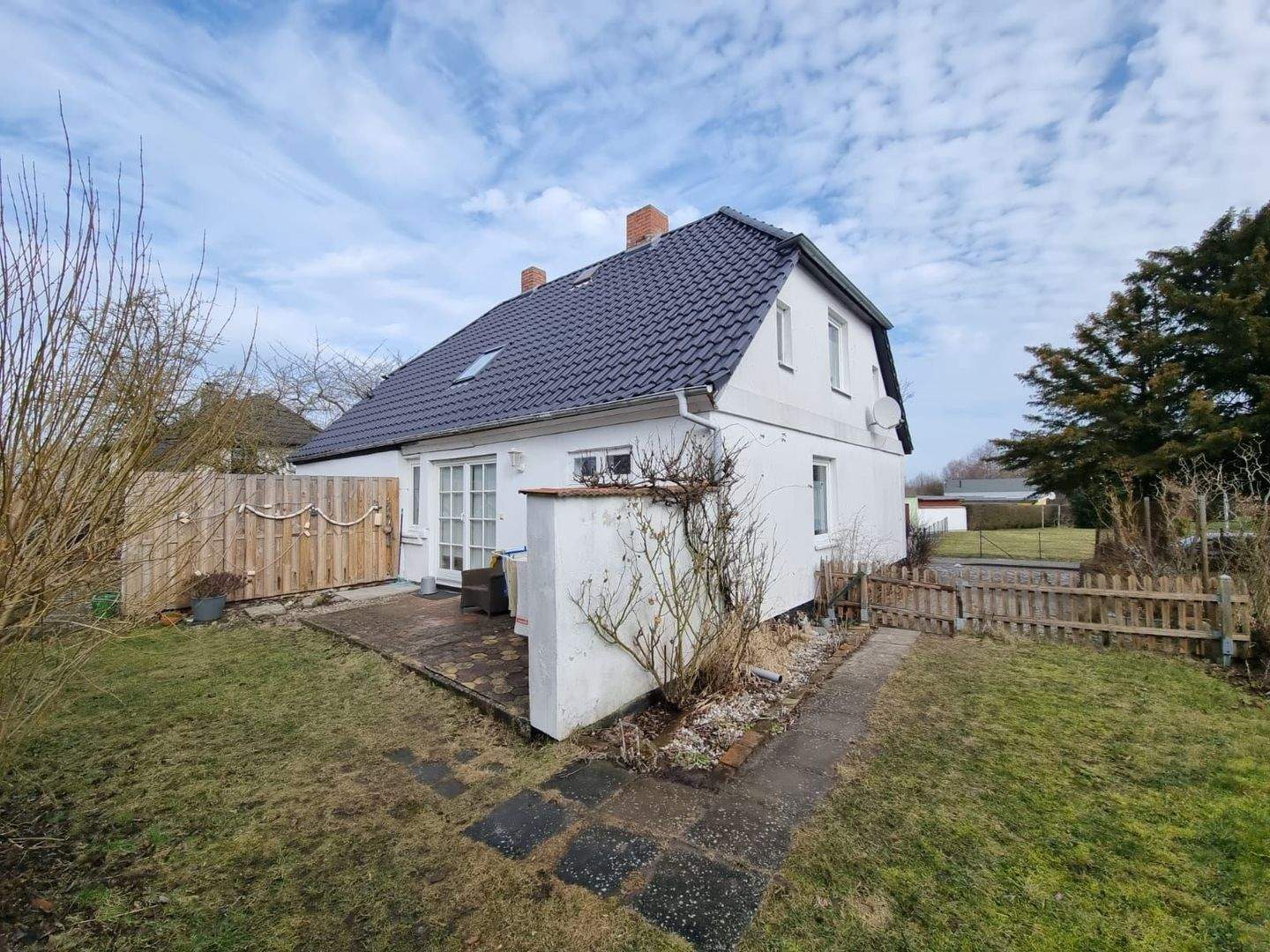 Immobilie in Altenkirchen - Charmantes Einfamilienhaus mit Nebengebäude in ruhiger Lage von Altenkirchen - Bild 2