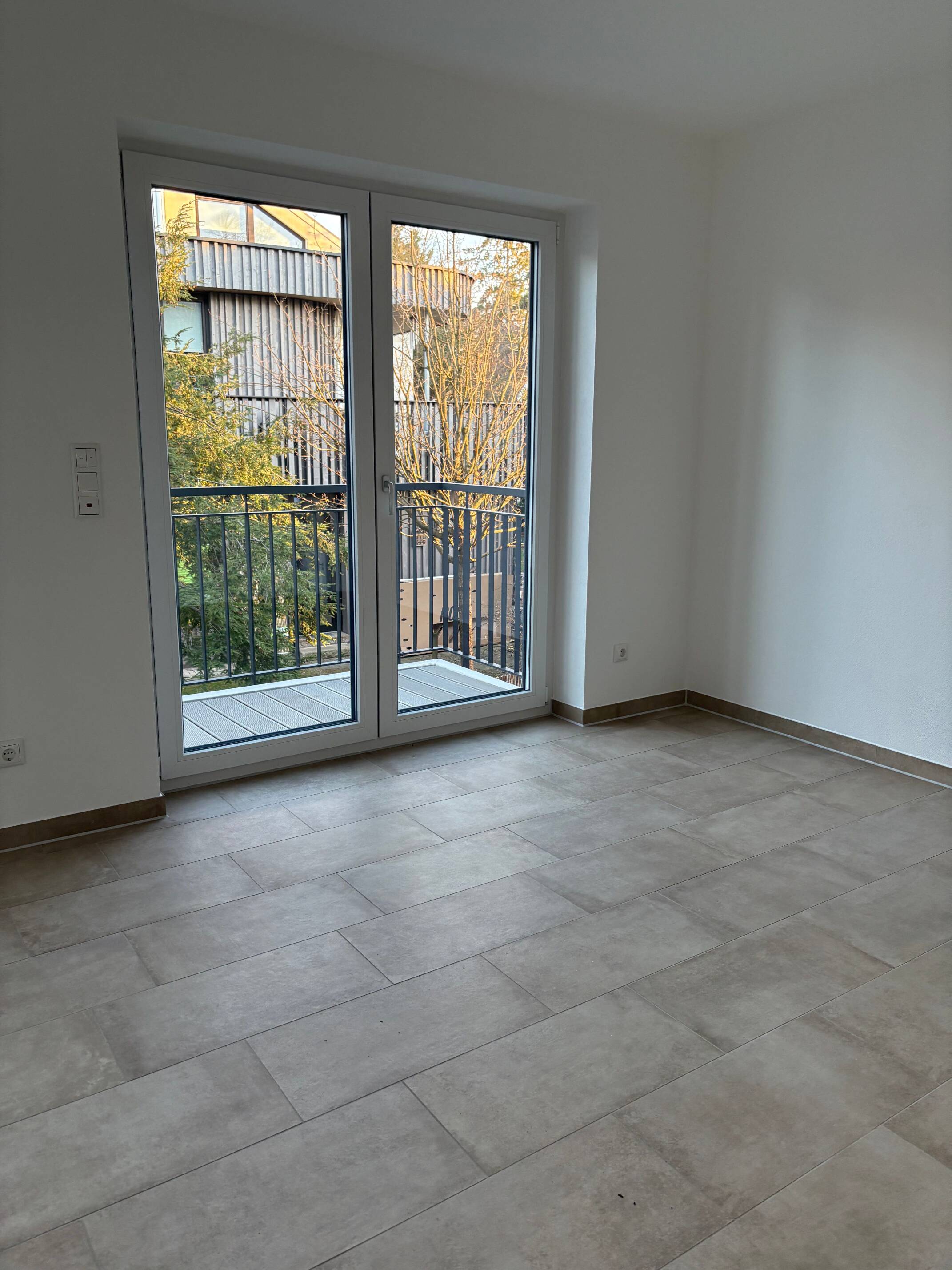 traumhafter 2-Zimmer Wohnung mit Süd-Balkon - ERSTBEZUG NEUBAU – Vogesenstr. 15c, 81825 München – Vorschaubild 2