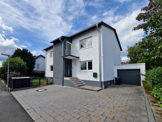 Einfamilienhaus zur Miete 2.600 € 7 Zimmer 215 m² 690 m² Grundstück frei ab 01.12.2025 Ober-Rosbach Rosbach vor der Höhe 61191