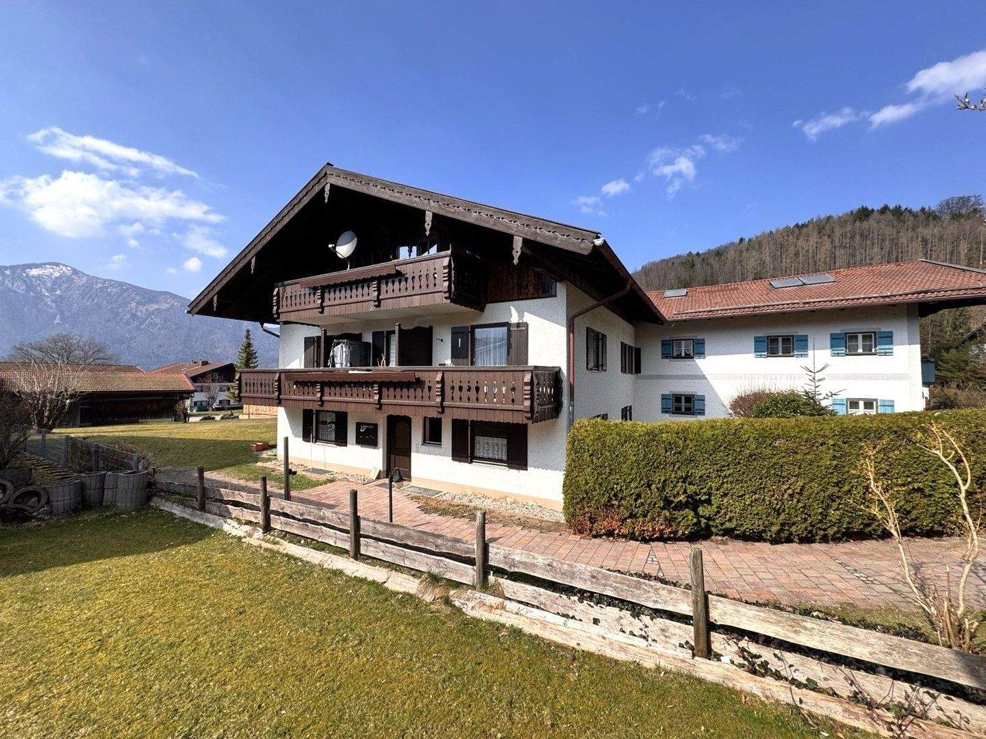 Immobilie in Unterwössen - Ruhige 2,5-Zi.-Mansarden-ETW mit 2 Bergblick-Südbalkonen, FBH, Gemeinschafts-Garten und Garage - Bild 3