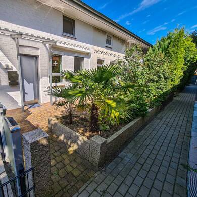 Wohnung zur Miete 700 € 2 Zimmer 90 m² Geschoss 1/2 frei ab sofort Holstentor - Nord Lübeck 23554