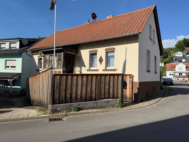 Haus zum Kauf provisionsfrei 295.000 € 5 Zimmer 128 m² 218 m² Grundstück Friedhofstraße 1 Eidengesäß Linsengericht 63589
