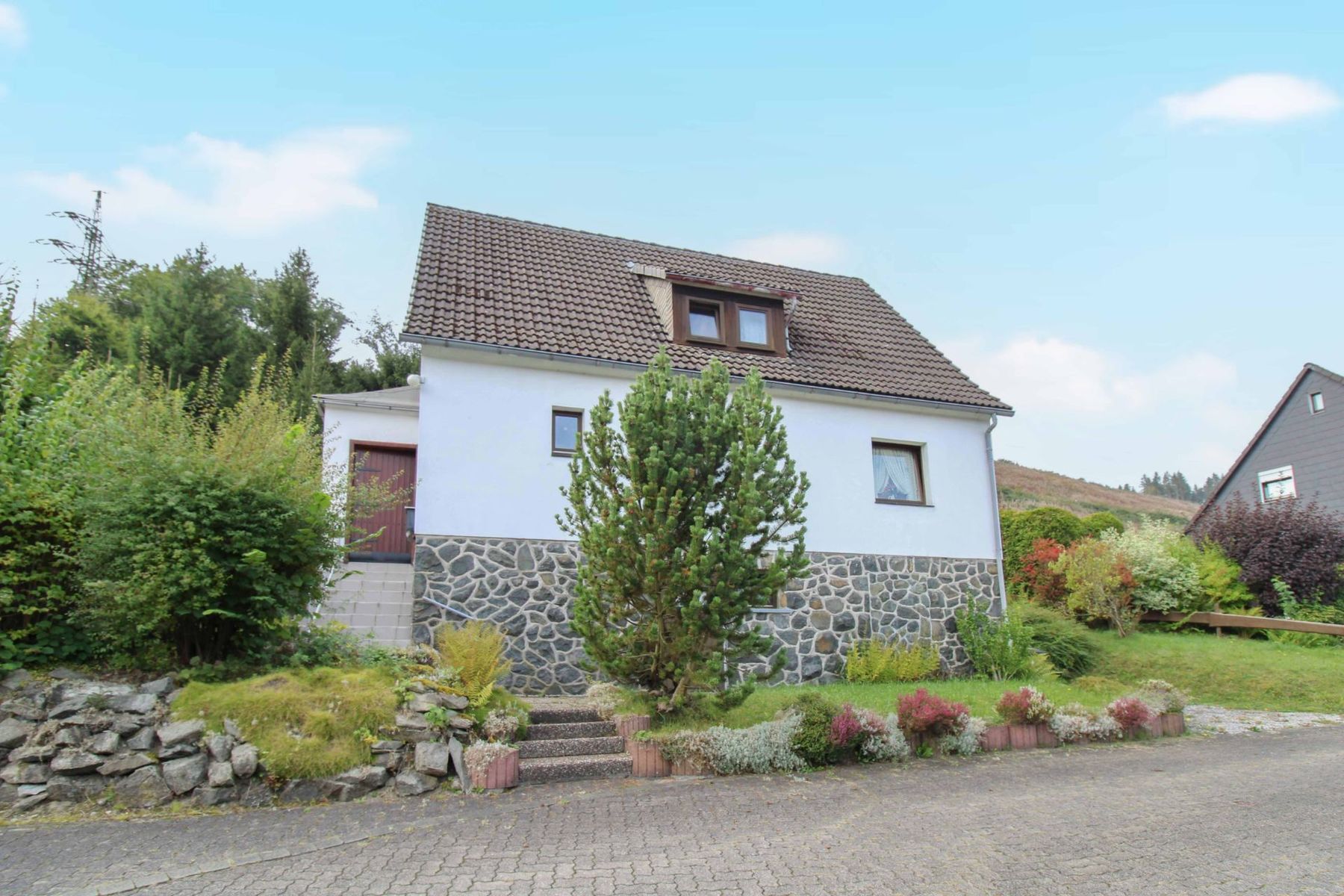 Bungalow zum Kauf 175.000 € 6 Zimmer 100,4 m²<br/>Wohnfläche 1.090,2 m²<br/>Grundstück Niedersfeld Winterberg 59955