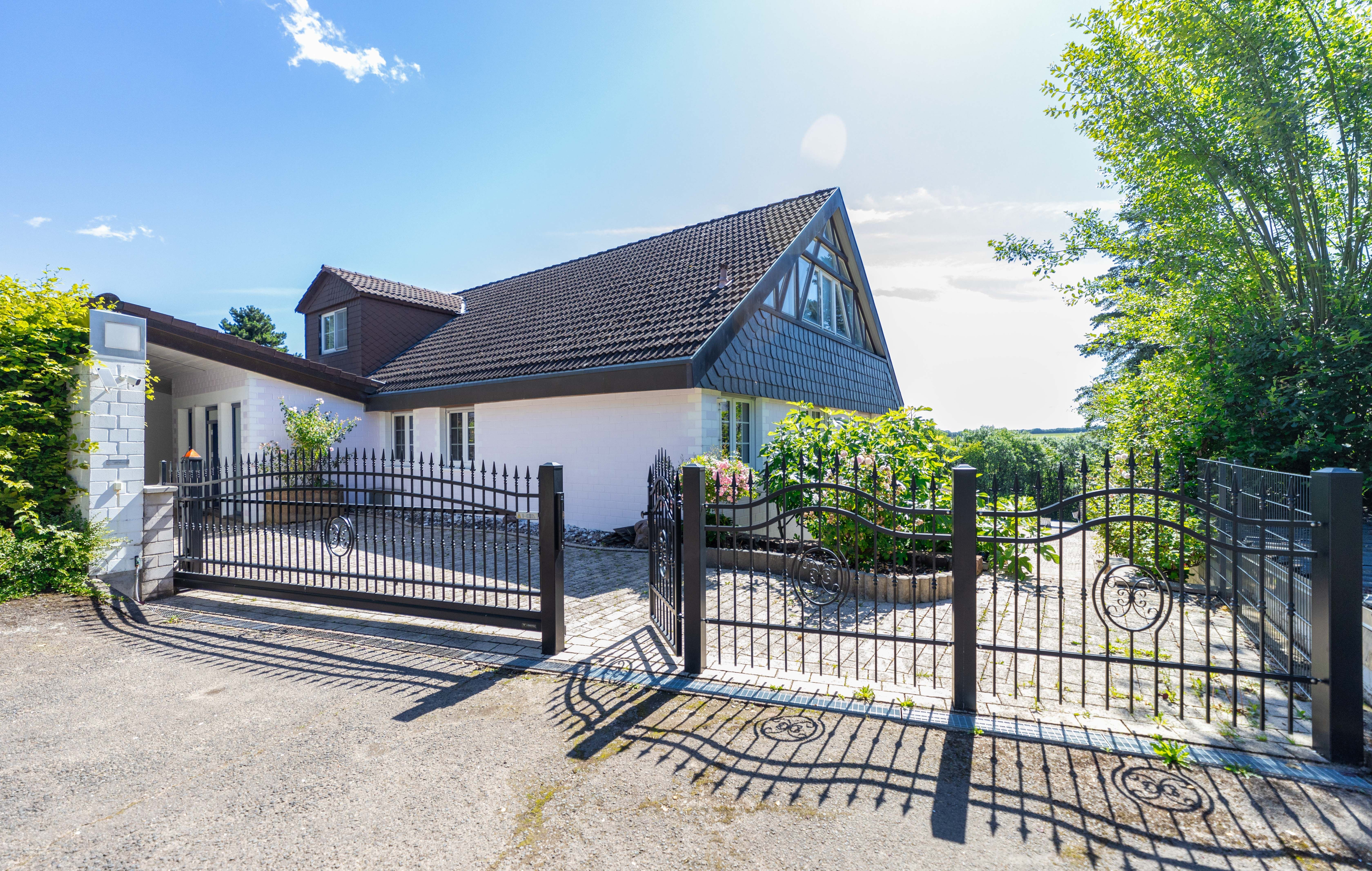 Einfamilienhaus zum Kauf 750.000 € 8 Zimmer 240 m²<br/>Wohnfläche 1.451 m²<br/>Grundstück ab sofort<br/>Verfügbarkeit Butzweiler Newel 54309