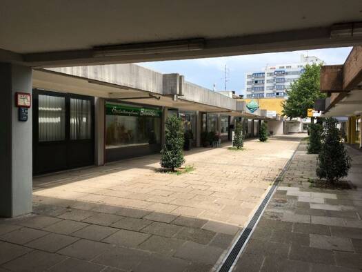 Laden zum Kauf 1 Zimmer 50 m² Verkaufsfläche Magdeburger Straße 63 Eschberg Mitte 66121
