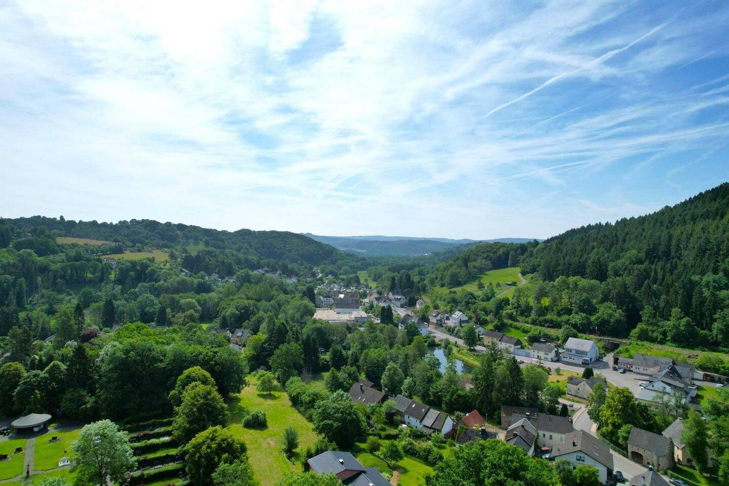 Immobilie in Gerolstein - Wunderschön gelegenes, geräumiges Landhaus mit Terrasse, Balkon, Einliegerwohnung, Garage und einmaligem Ausblick in Gerolstein-Müllenborn - Bild 2