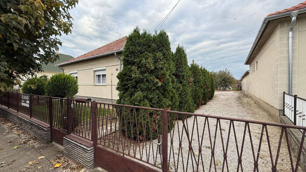 Einfamilienhaus zum Kauf 150.000 € 4 Zimmer 109 m² 1.187 m² Grundstück frei ab sofort Balatonszentgyörgy