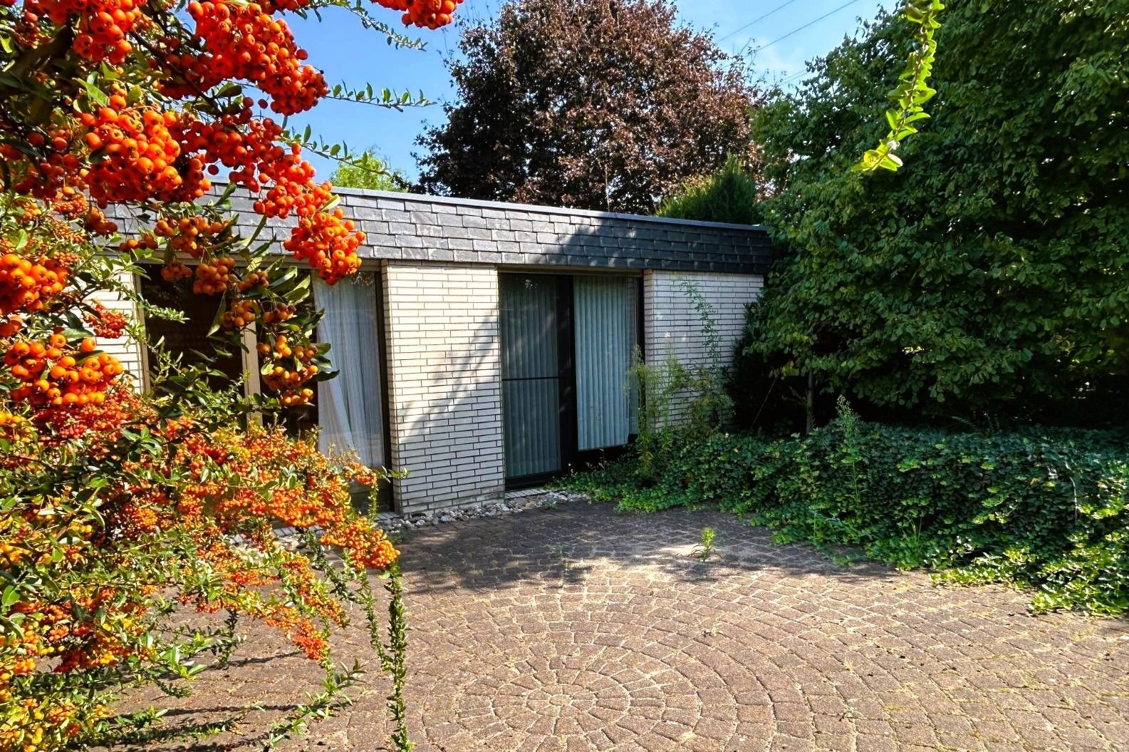 Mehrfamilienhaus zum Kauf 898.000 € 10 Zimmer 320,6 m²<br/>Wohnfläche 1.435 m²<br/>Grundstück ab sofort<br/>Verfügbarkeit Büderich Meerbusch 40667